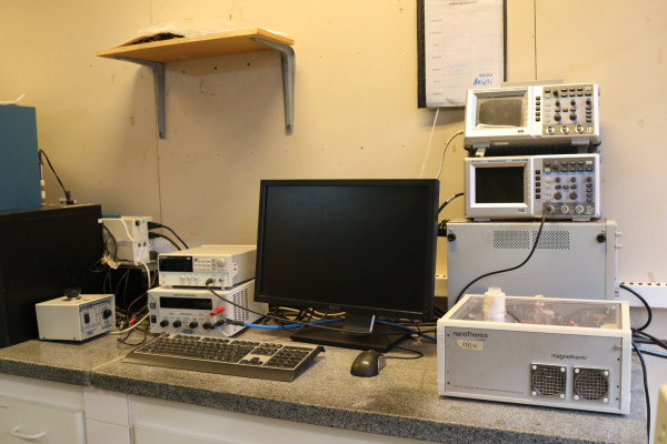 Equipamento da NanoTherics modelo Magnetherm 